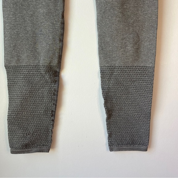 🏷️ 2/$20 Fabletics Seamless Leggings Grey Heather Perforated Leggings - Picture 5 of 10